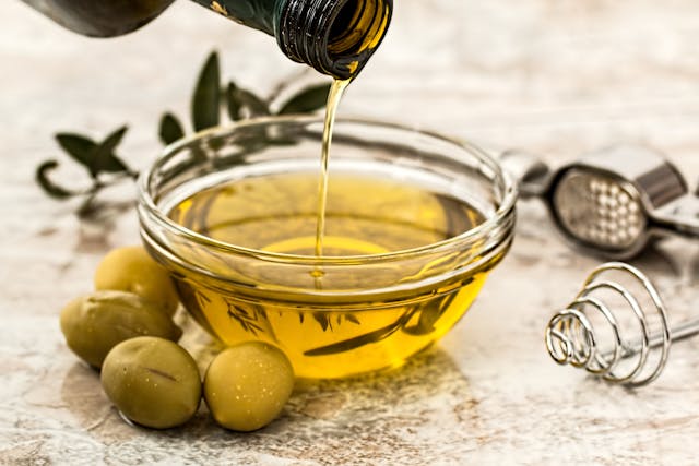 9 Amazing Benefits of Olive Oil
